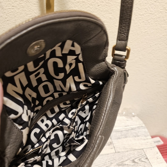 Marc Jacobs Gray Leather Crossbody Bag EUC - Picture 10 of 11